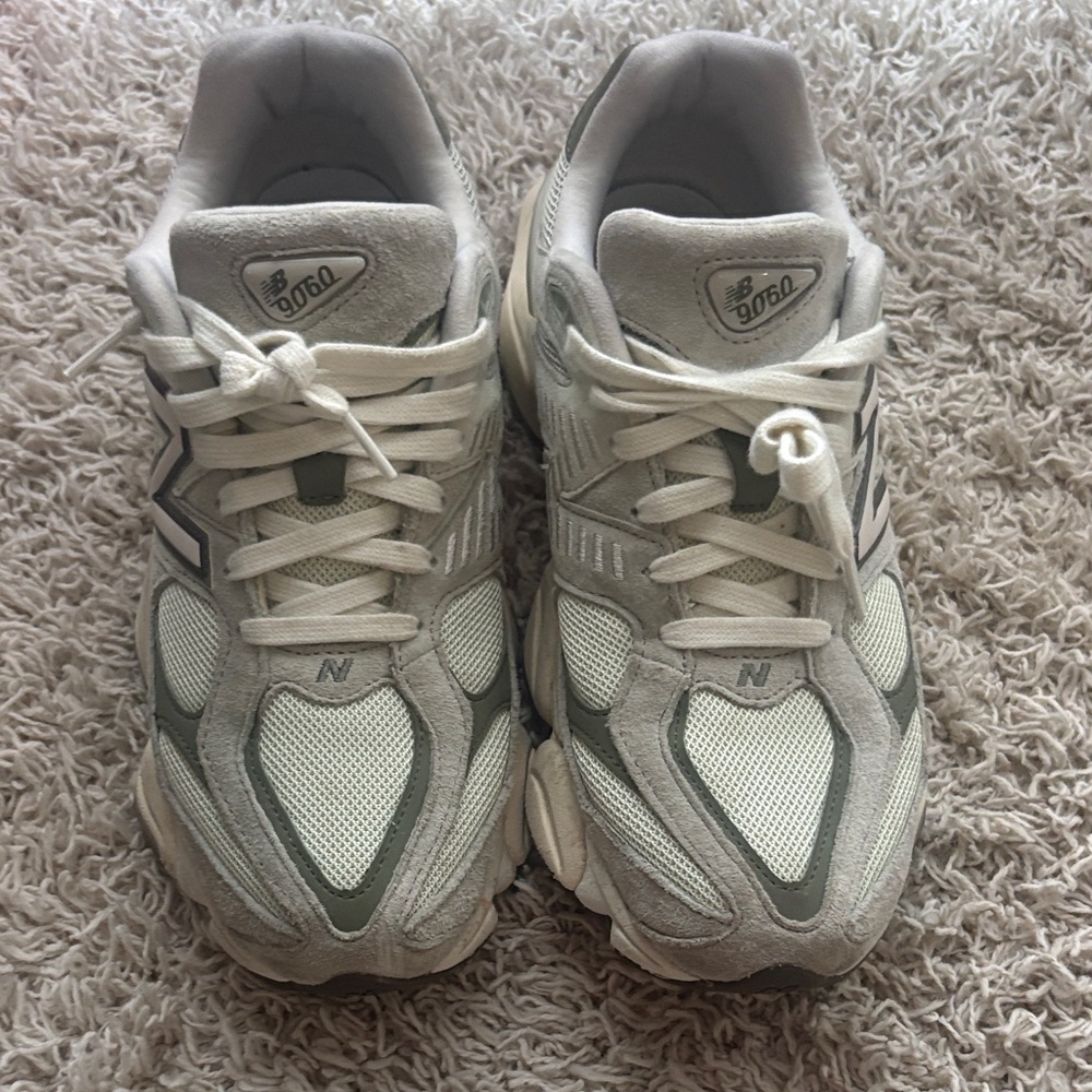 New Balance Men's White and Light Gray Athletic Sneakers